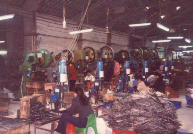 1990年-開始創(chuàng)業(yè)，經(jīng)營門窗五金件